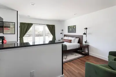 Image de Pet-Friendly Studio at Boutique Resort with Hot Tubs, Sauna & More!