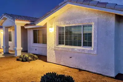 Image de Dusk In the Wind ~ Joshua Tree High Desert Hideaway