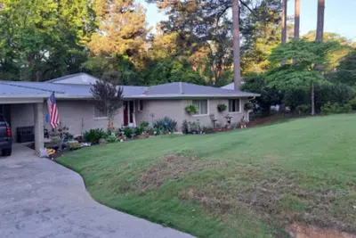 Image de Charming home 1. 5 miles from the Augusta National Master's Course.