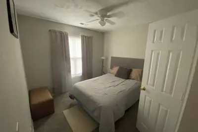 Image de Rest Easy in a Cozy Full-Size Bed
