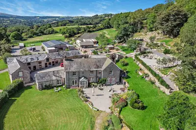 Image de Linscott Farmhouse - Boutique retreat with hot tub and natural pool