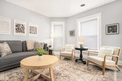 Image de Remodeled, Washer, Dryer, Mins to Beach & Downtown