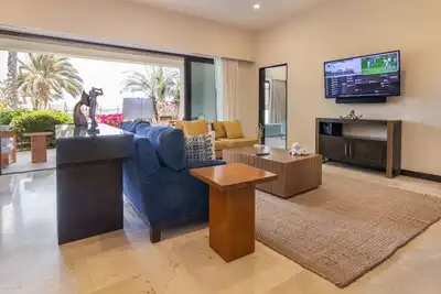 Image de Luxury Oceanfront Diamante Condo