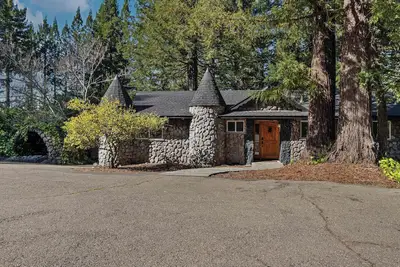 Image de Castle Home w/Vineyard Views, Hot Tub & Pool Table