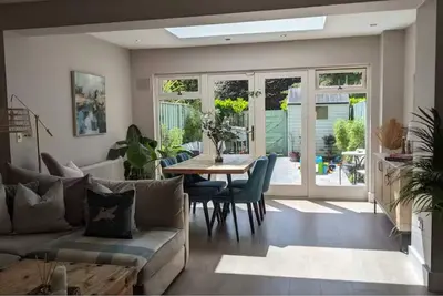 Image de 3 storey townhouse in lush green private estate
