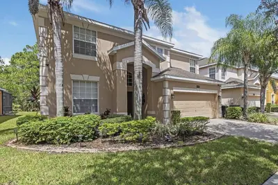 Image de 6 bedroom 5 bathroom (4 en-suite). Pool. Not overlooked with conservation views