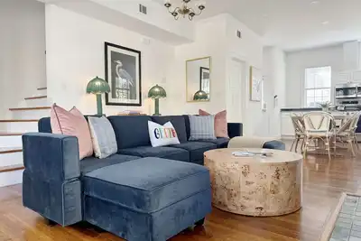 Image de Spacious 3-Floor Downtown Retreat - Prime Location