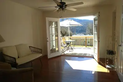 Image de Mountain views! Clean and comfortable, walk to town.