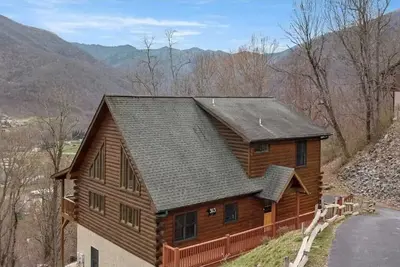 Image de The Lazy Bear, A luxury log cabin nestled in the heart of Maggie Valley.