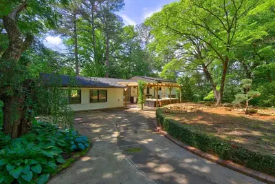 Image de Cozy Furnished Ne Atlanta Home with Outdoor Fireplace Ideal for Extended Stays