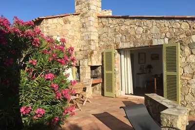 Image de Maison de famille typique en pierres du pays à quelques pas de la plage.