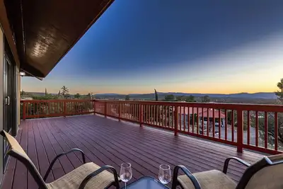 Image de Hilltop Custom Home - Sunsets & Views