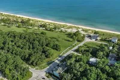 Steps from beach-Lakeview Getaway in Miller Beach