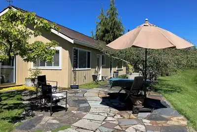 Image de Chicken Coop Guest House Near Olympic National Park Sequim Pet friendly One bdrm