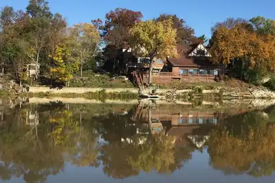 Image de Spacious room in Tudor home overlooking the Maumee river near Metro Parks. Wifi