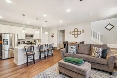 Image de Charming 3-bedroom townhome with Ac, WiFi in enjoyable Commerce City