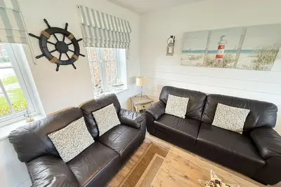 Image de Stunning Coastal Cottage - Sleeping 5 in 2 Bedrooms - Pool and Beach Access Included.