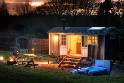 Image de Nutkins, luxury shepherd hut, own hot tub, en-suite, meadow, close to Lyme Regis