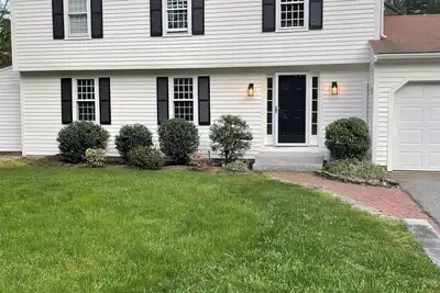 Image de Seaside Gem - updated classic in charming Duxbury - walk to town or sandy beach!