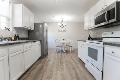 Image de Charming 2-bedroom, 2-bathroom house with Ac and WiFi in Saint James
