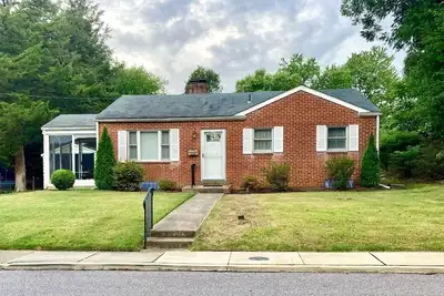 Image de Cozy 2-bedroom home with WiFi and huge backyard minutes from downtown Annapolis.