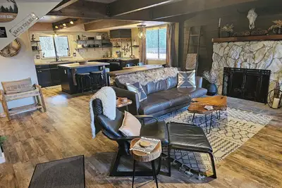 Image de Location, Location: New Remodel. Five Start Property. You Will Love This Home!