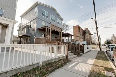 Image de Sports Fans Welcome • 2br/2ba by Vandy