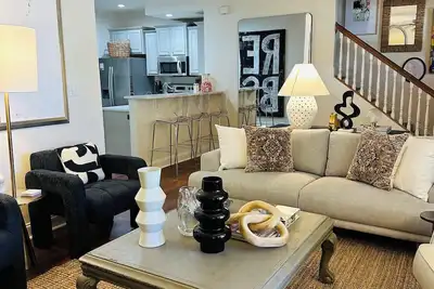 Image de New! 1 mi to Um, 5 min to sq; back porch w/ tv; master down; spacious; luxe!