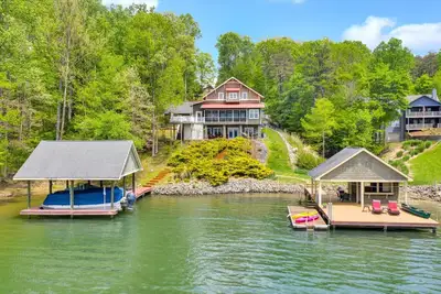 Image de Highview Haven- Lux Rental! Chef's kitchen, hot tub, screened- in porch - Kayaks and a canoe -ready for fun