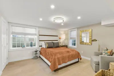 Image de Luxe Designer Dream Home - Free Parking - Walk to Beach + Dining + Shopping
