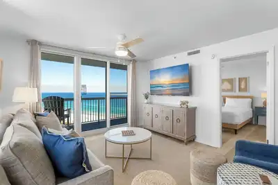 Image de Beachfront condo in heart of Destin with spectacular beach and shoreline views