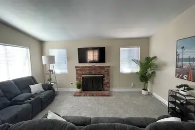 Image de 5 min drive from The Blvd. Family sized home with a Pool, Spa and built in Bbq!
