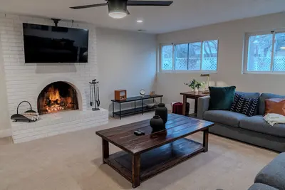 Image de Mountain Views - 7 Min to Both Canyons - Fireplace - Spacious 3 Br - Bball Court