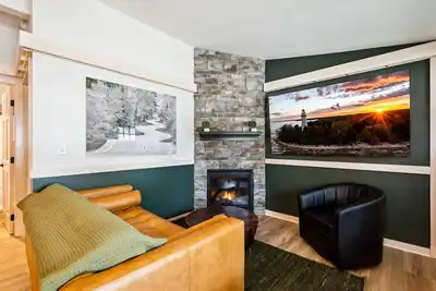 Image de Spruce Suite | Downtown Fish Creek~Dog-friendly