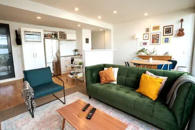 Image de Eclectic City-Fringe Townhouse with Rooftop Deck