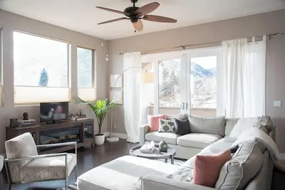 Image de Spacious 5-bedroom Home with Gorgeous Mountain Views & Trails in North Boulder