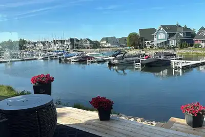 Image de Lakefront home with luxurious comfort  showcasing life at the lake!