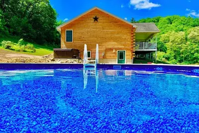 Image de Wexford Hollow. . . 6 Bedroom Cabin W/Pool & Hot Tub