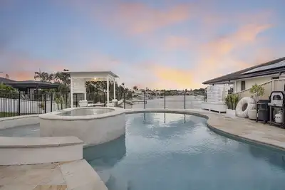 Image de Unlimited Fun & Indulgence 3 pools nr Surf Paradise/ waterfront Luxury Fit-Out