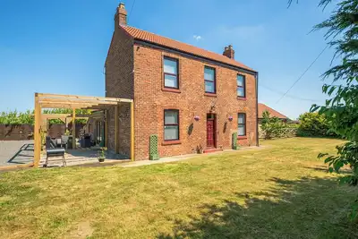 Image de Luxury farmhouse retreat near Durham – perfect for families, groups, and dog lovers.