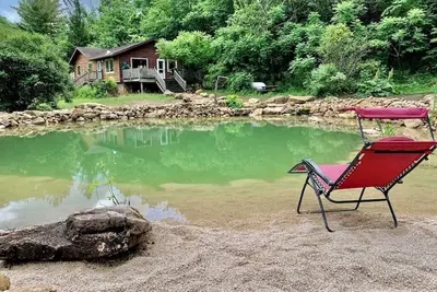 Image de White Pine Cabin With Swimming Pond & Hot Tub Jacuzzi