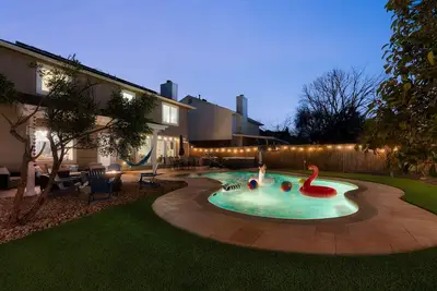 Image de Pool+HotTub+Firepit+Grill+Billiards+MiniGolf+Ps4