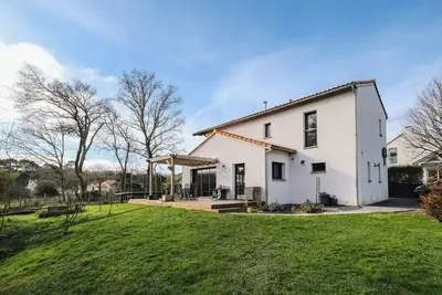 Image de 5 minutes des plages, grande villa balnéaire avec un beau jardin arboré, Wifi/Tv