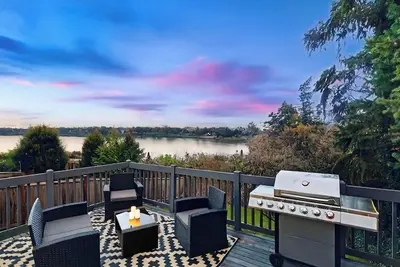 Image de 4 bedroom bungalow with lakeview in Seattle