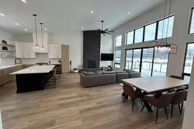 Image de 4-bedroom Modern Lake House in Koocanusa Village close to Fernie