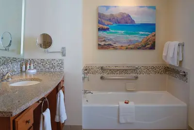 Image de Spacious 2 Bedroom Presidential Lower Level at the Beautiful Bali Hai Villas.
