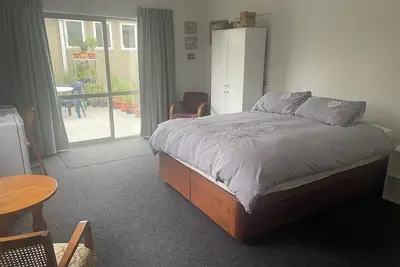Image de Country Getaway - Studio room with Ensuite in seven-acre landscaped gardens.