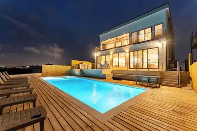 Image de New Luxury 4, 000 Sf Waterfront Home, With Pool, Sleeps 20