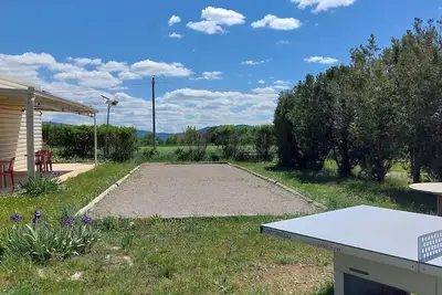 Image de Mobilhome dans un camping 3 étoiles, avec piscine et jeux pour enfants.