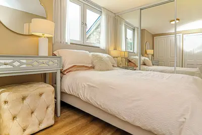 Image de Modern And Cozy Apex Apartment